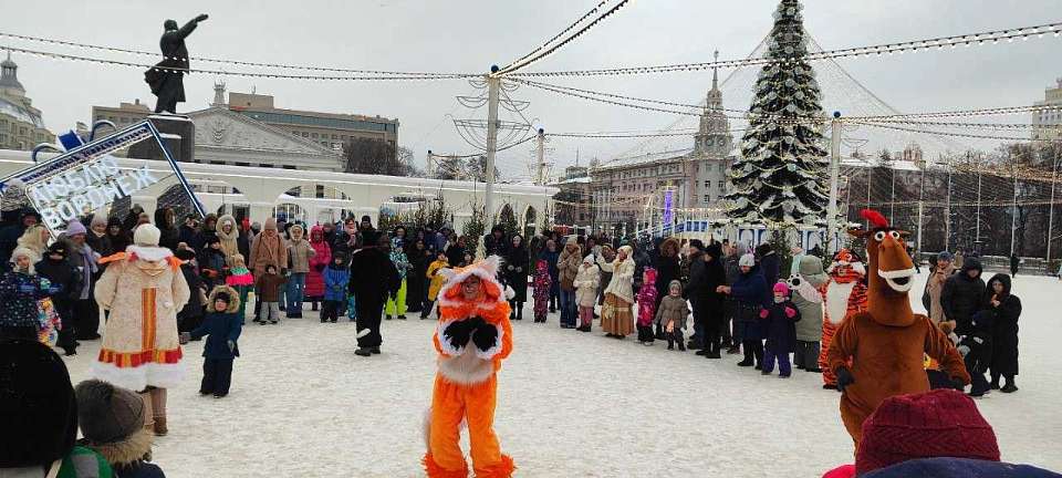 На площади Ленина в Воронеже прошло представление «Новогодние приключения Чебурашки»