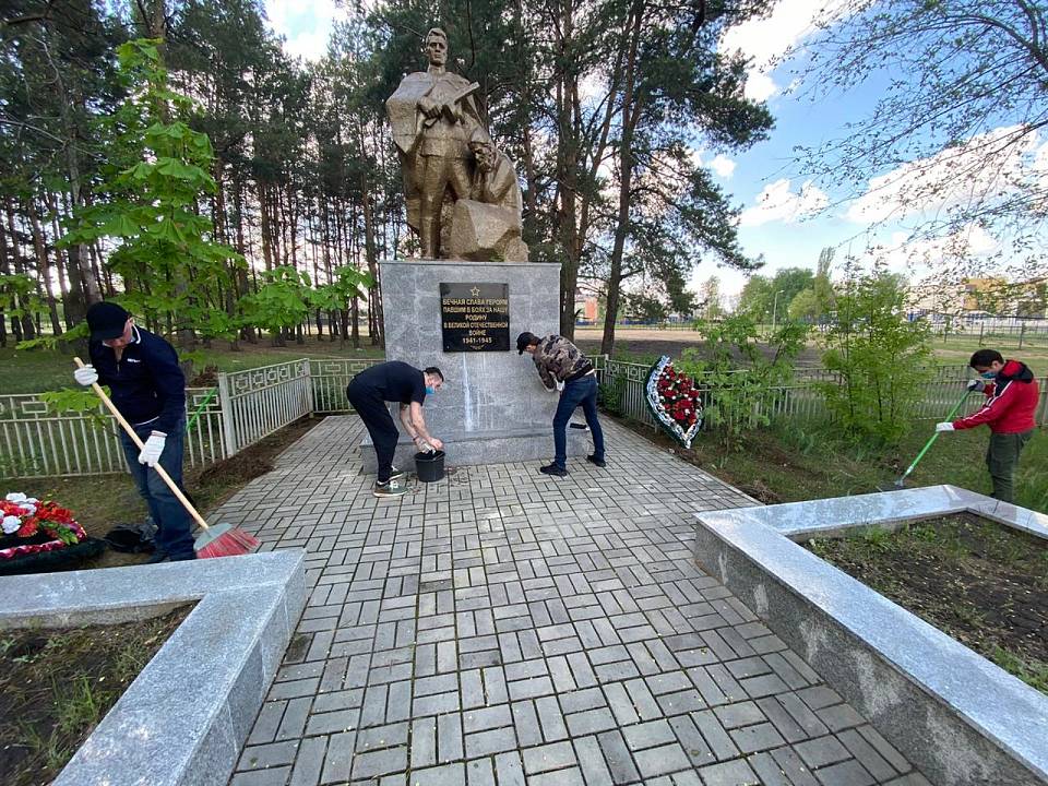 В Коминтерновском районе убирают братские могилы и воинские захоронения