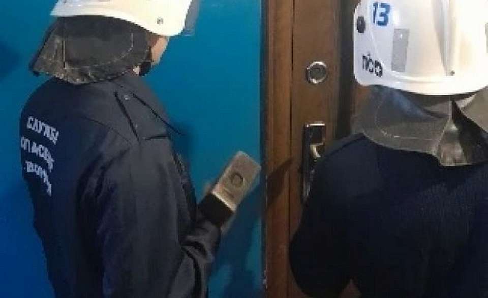 Спасатели вскрыли квартиру в Воронеже для помощи пожилой женщине