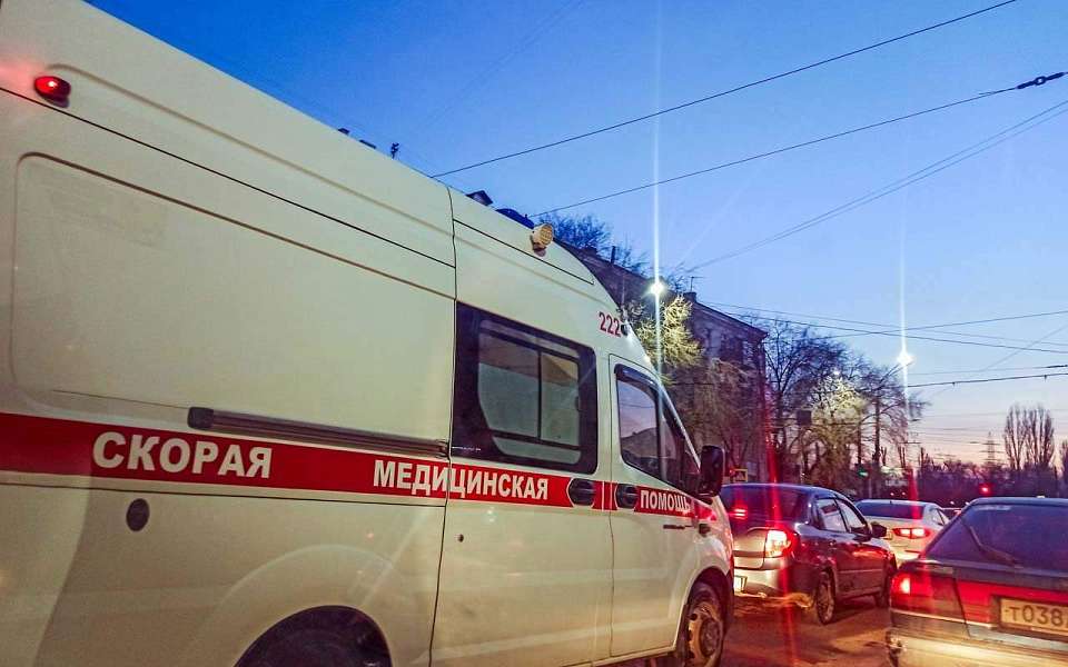 Переходившего дорогу в неположенном месте мужчину насмерть сбила иномарка в Воронеже