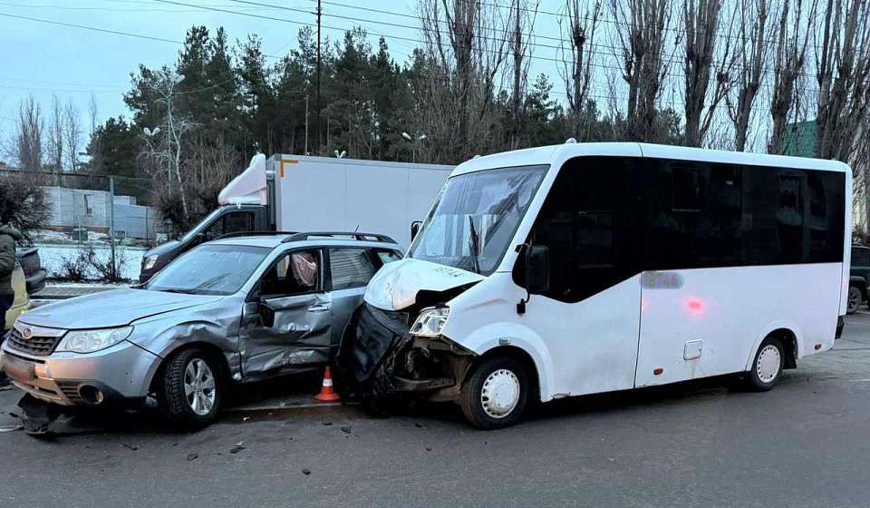 В ДТП кроссовера и маршрутки пострадала 16-летняя пассажирка автобуса в Воронеже