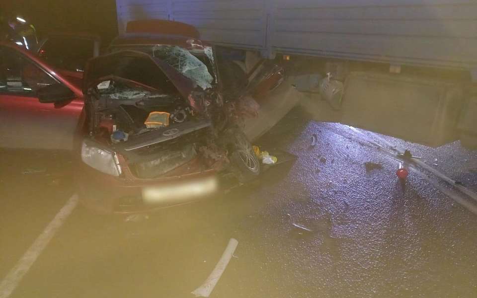 Автомобилистка с 5-летней девочкой пострадали в ДТП с КамАЗом под Воронежем