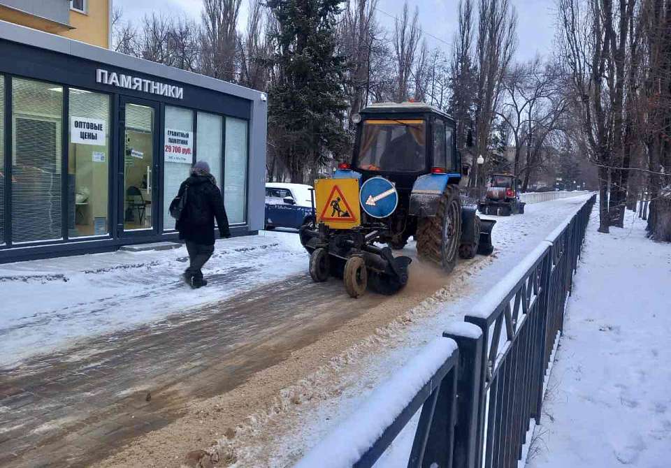 В условиях снегопада комбинат благоустройства Железнодорожного района работает в усиленном режиме