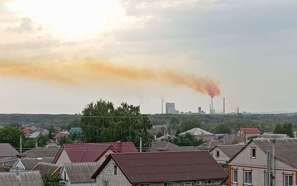 Воронежцы пожаловались на оранжевый дым из трубы химкомбината в Россоши