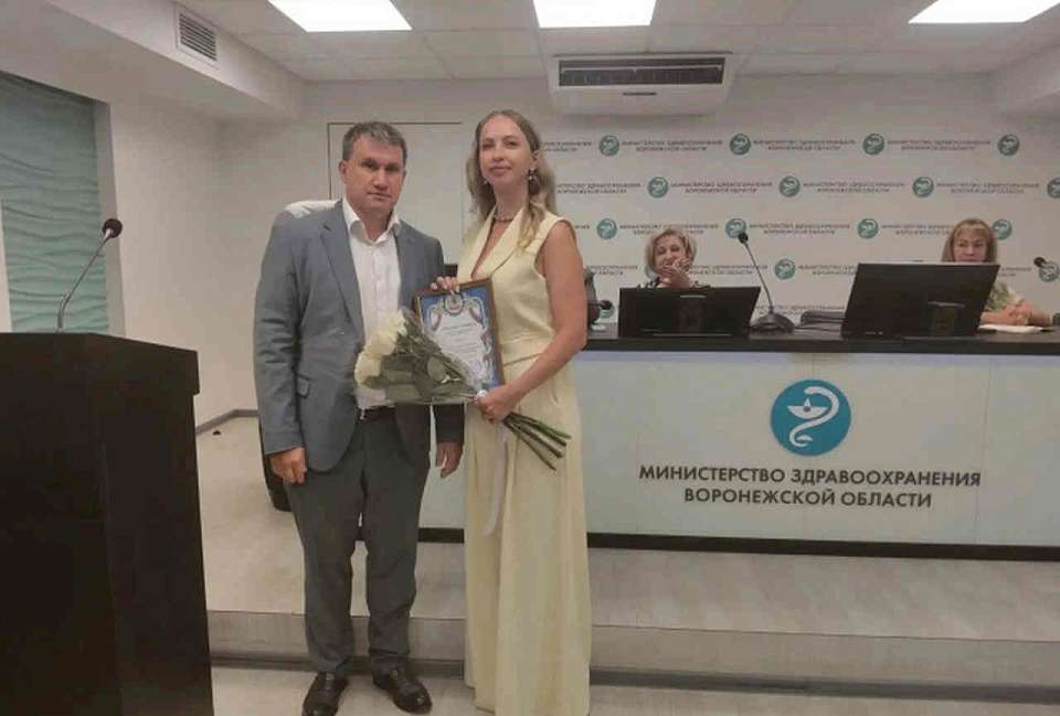 Воронежский министр наградил врача, принявшую роды в поезде