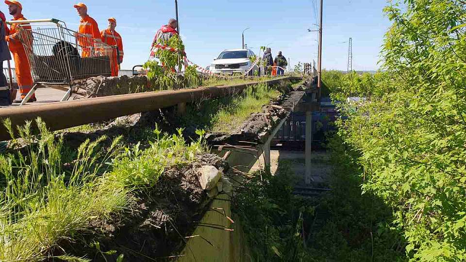 Ограждение путепровода рухнуло в воронежской Россоши