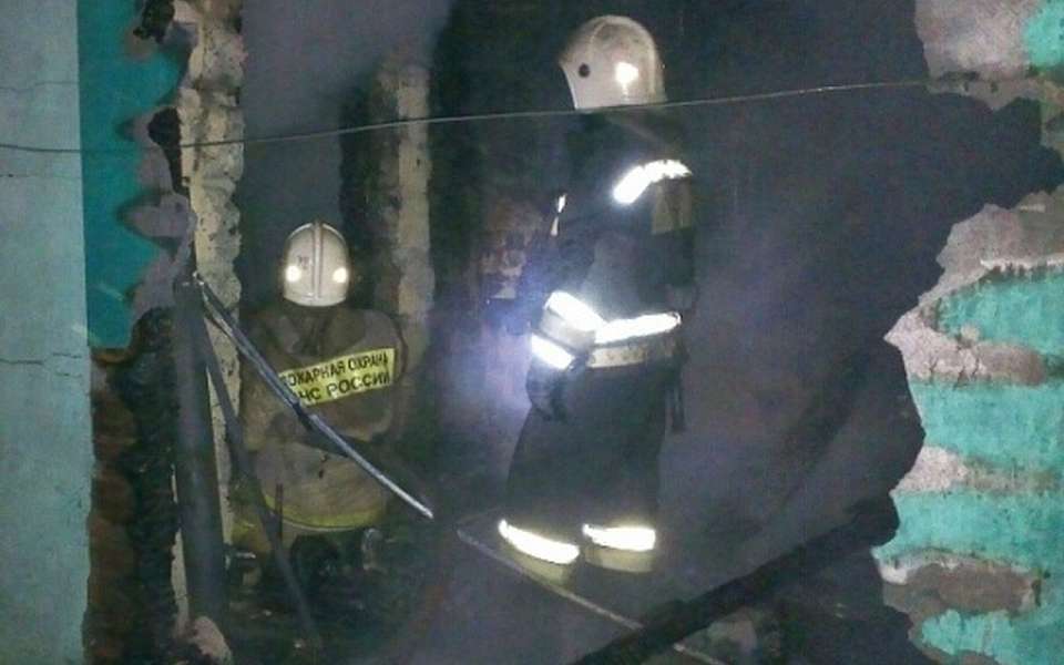 На пожаре в центре Воронежа погиб неизвестный мужчина и сгорели 2 иномарки