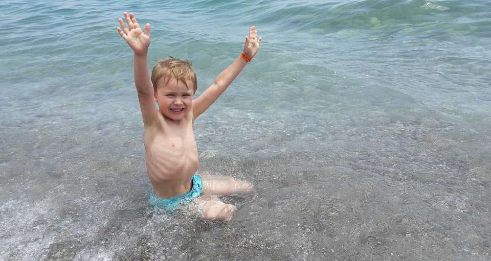 Малыш и море: три правила летнего отдыха с детьми на побережье от воронежского педиатра