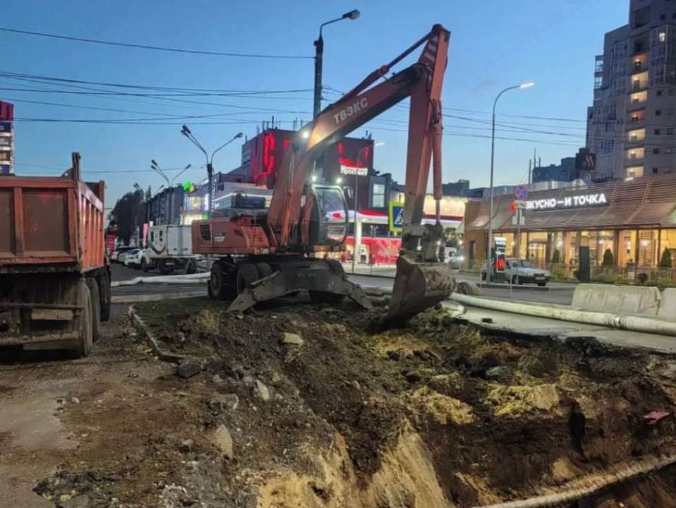 За ночь заменили еще 8,5 метра на аварийном коллекторе в Воронеже