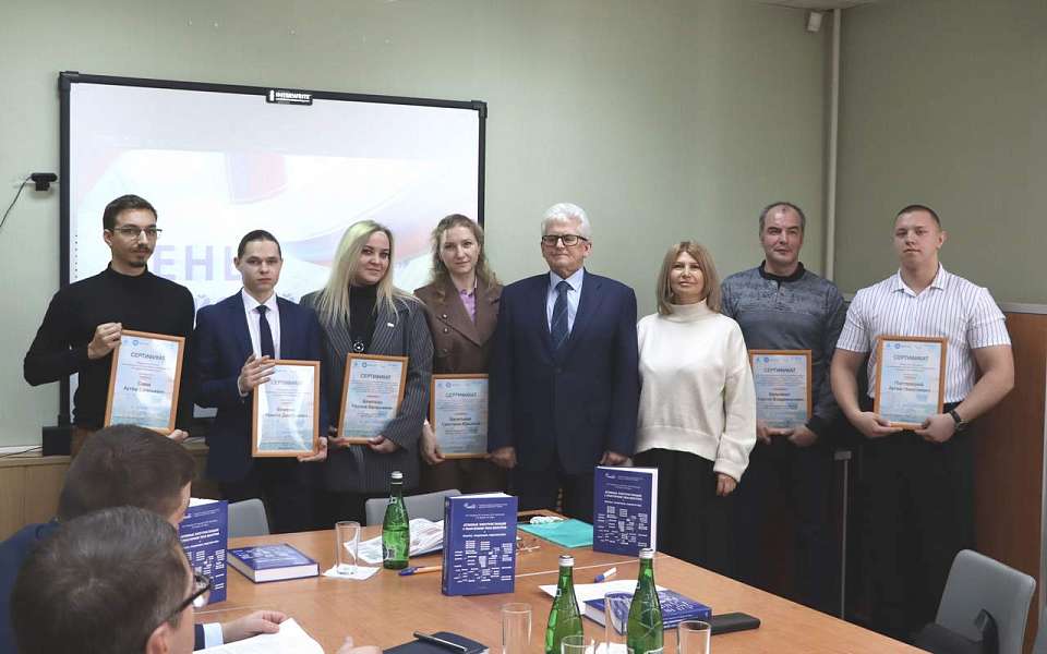 В Нововоронеже студентам вручили именные стипендии