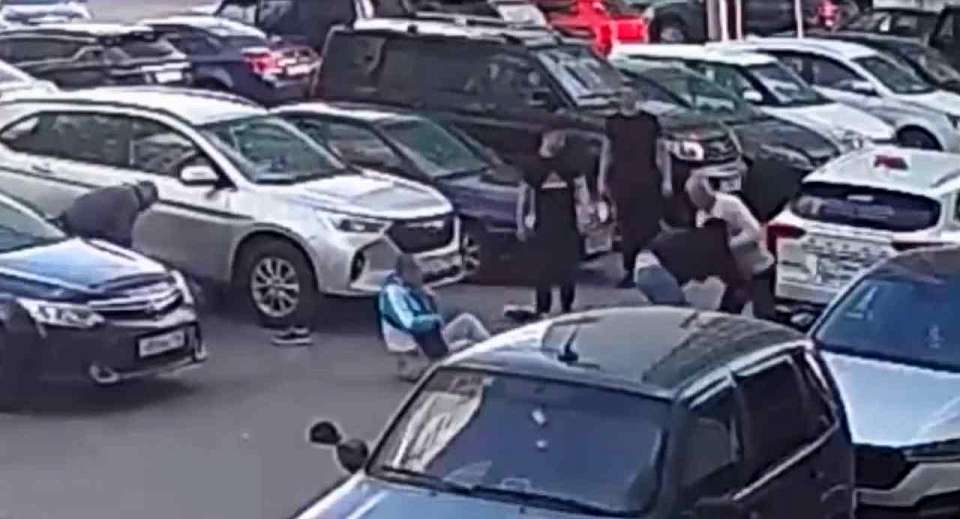 В Воронеже на видео попала драка с участием пассажиров и таксиста