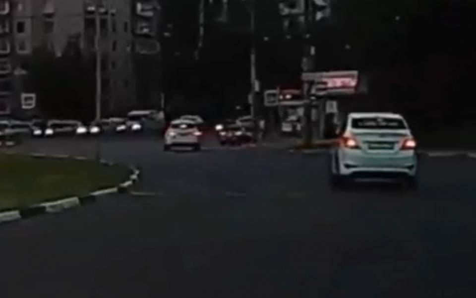 Воронежский таксист проехал на красный свет и пригрозил ножом помешавшим ему пешеходам