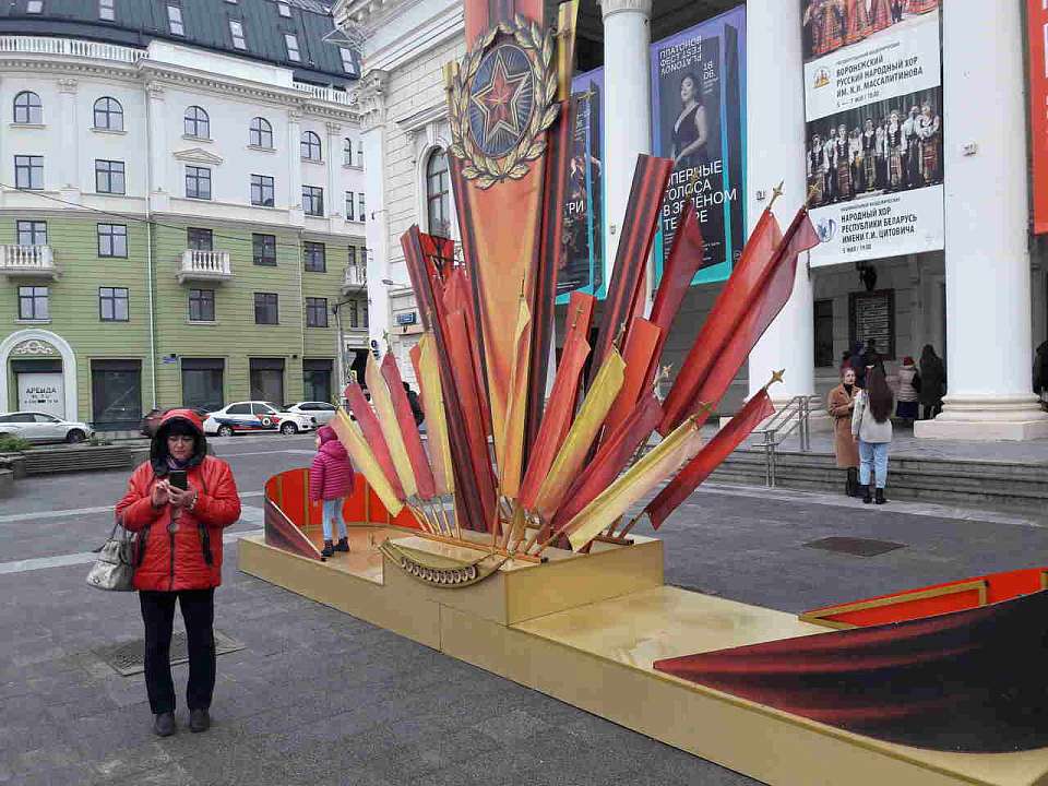 Более 3300 флагов и флаговых конструкций, баннеры, видеоэкраны и медиафасад украсят Воронеж ко Дню Победы