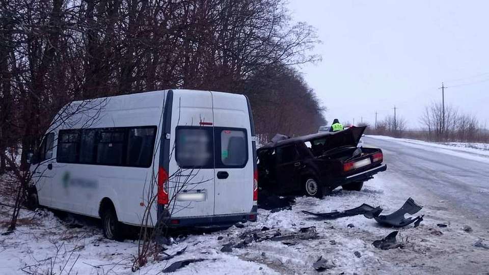 В ДТП с микроавтобусом и легковушкой 1 человек погиб и 3 пострадали в Воронежской области