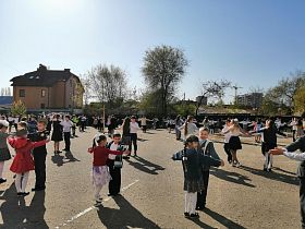Танцевальный праздник «Вальс Победы» прошел в воронежской школе