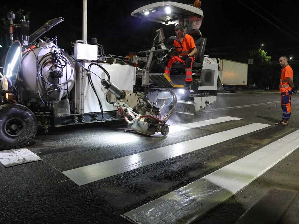 Дорожную разметку по ночам обновляют на улицах Воронежа