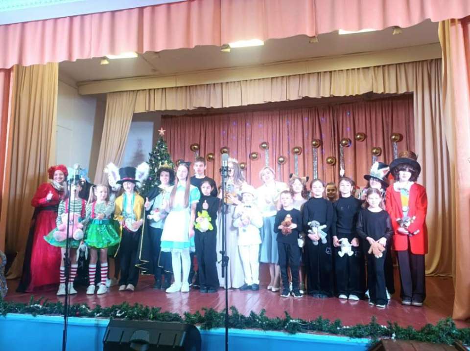 В Коминтерновском районе прошла веселая новогодняя сказка «Волшебное путешествие вместе с Алисой»