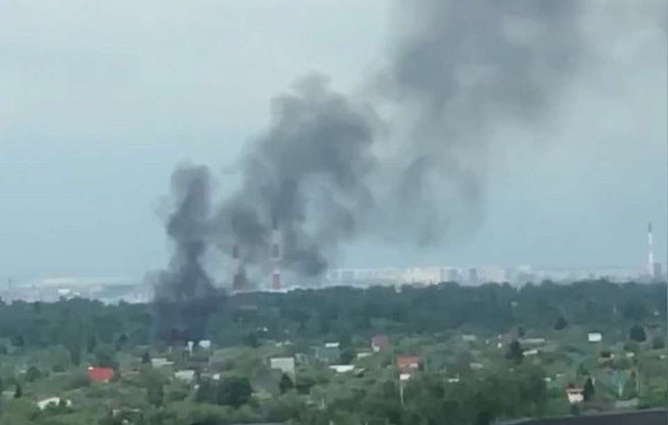 В Воронеже очевидцы сняли мощный пожар в микрорайоне Шилово