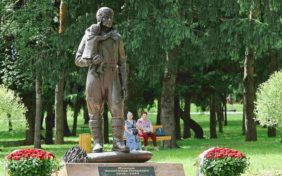 Памятник воронежскому герою войны Александру Мамкину открыли в Минске