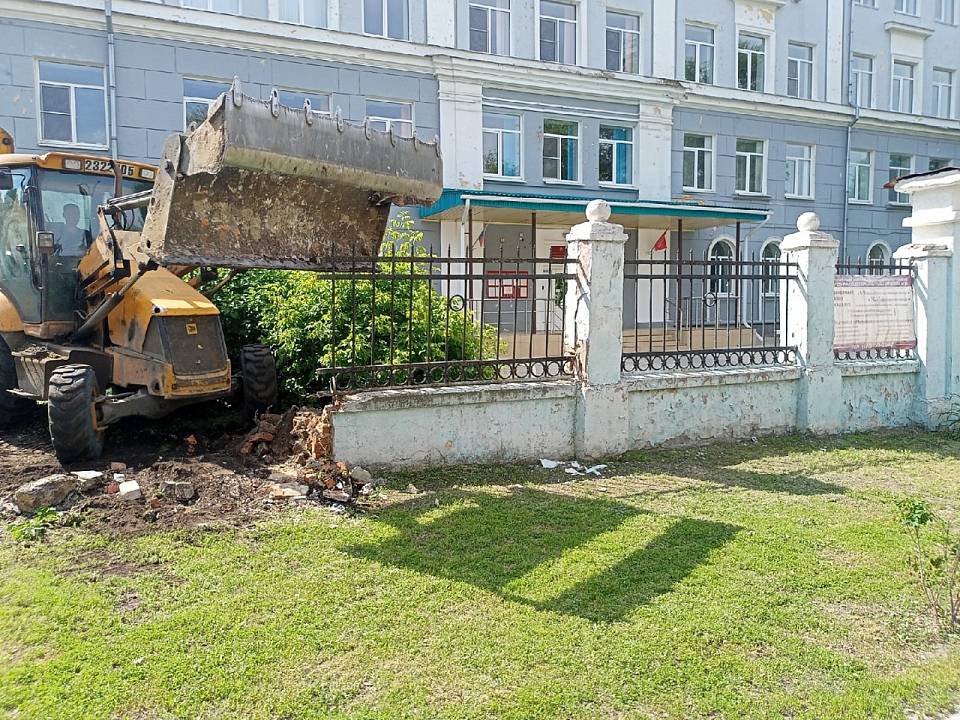 У школы на улице Героев Стратосферы снесли историческую довоенную ограду