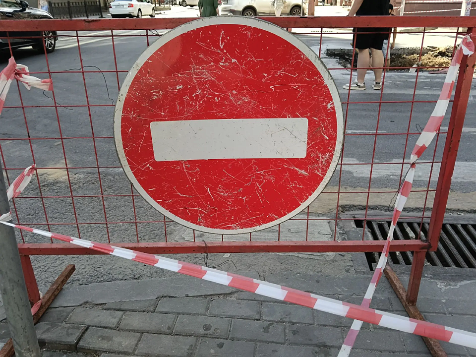 На улице Ворошилова из‑за ремонта коллектора частично перекрыли проезд