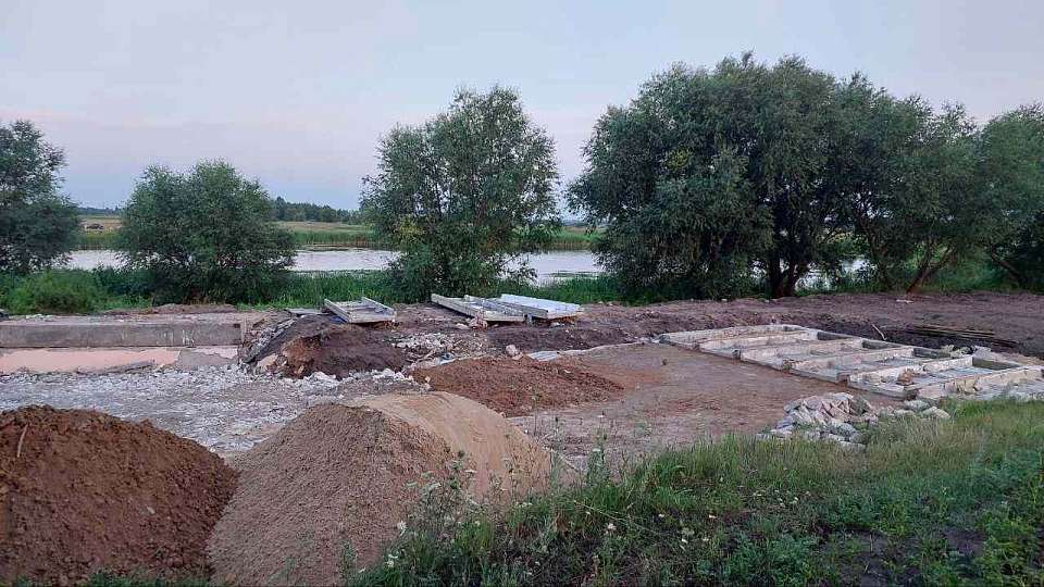 Собственник участка сбрасывал строительные отходы в водоохранной зоне Усманки под Воронежем