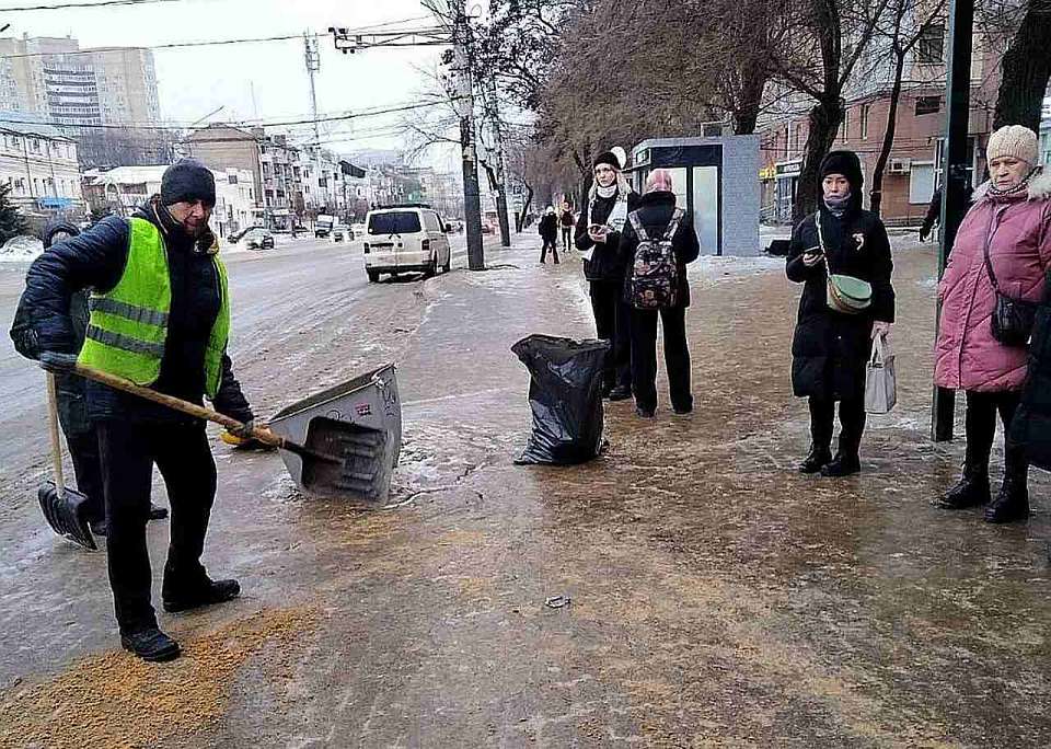 Последствия ледяного дождя устраняют в Воронеже районные комбинаты благоустройства