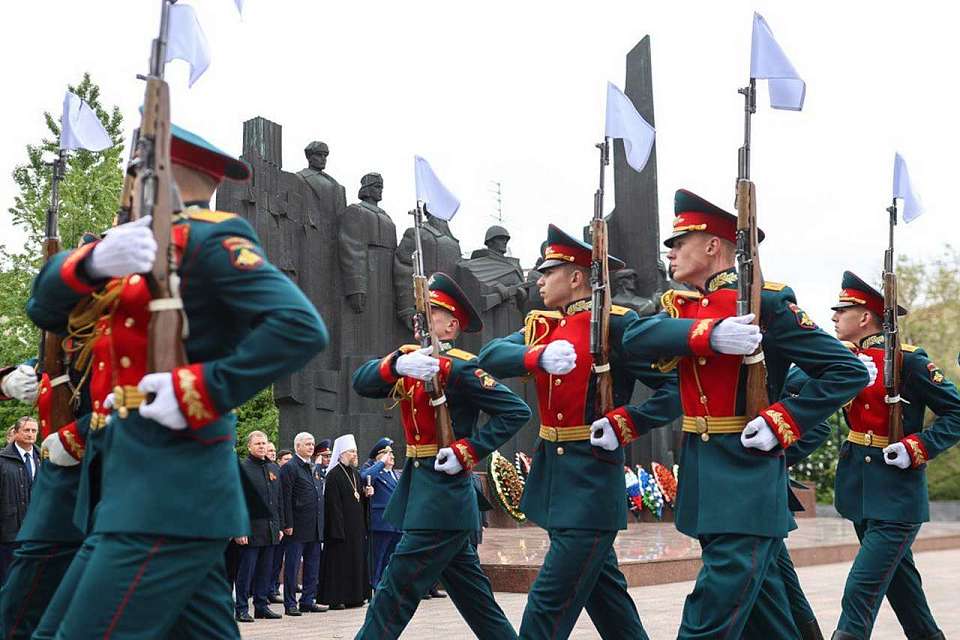 Память героев Великой Отечественной войны почтили на площади Победы в Воронеже