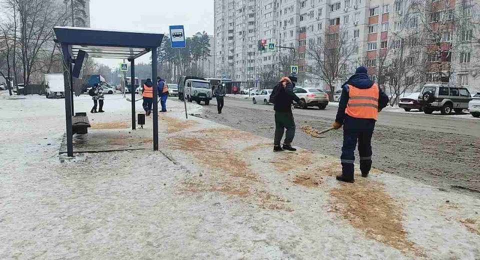 Комбинат благоустройства Железнодорожного района усилил обработку дорог и тротуаров песко-соляной смесью