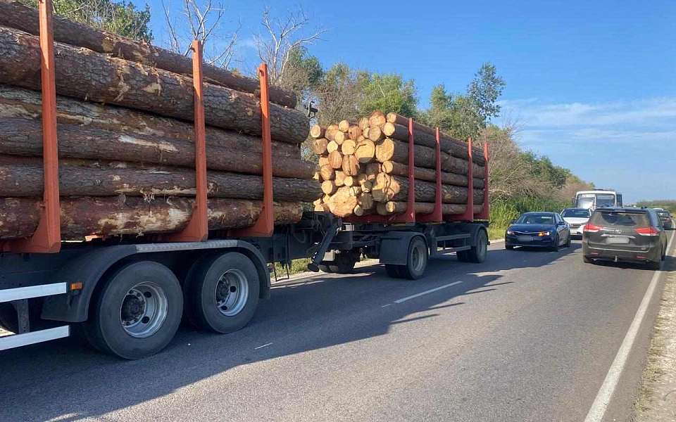 При обгоне врезался в груженный бревнами КамАЗ пожилой автомобилист из Воронежа