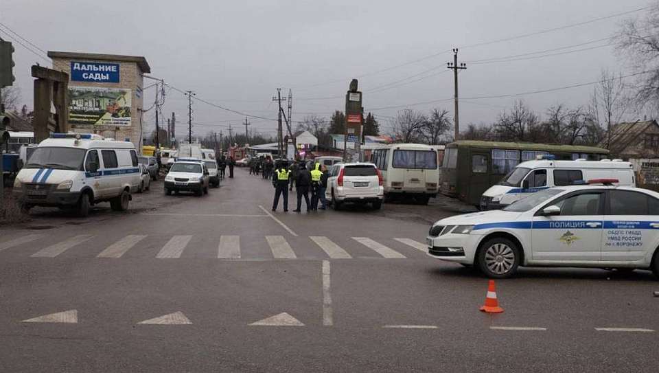 При подрыве боевых блоков в Воронеже разрушен частный дом, другой серьёзно повреждён