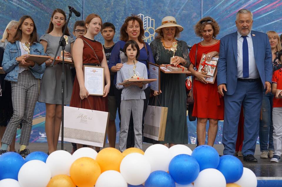 В Коминтерновском районе Воронежа продолжает работу бесплатная школа рисования