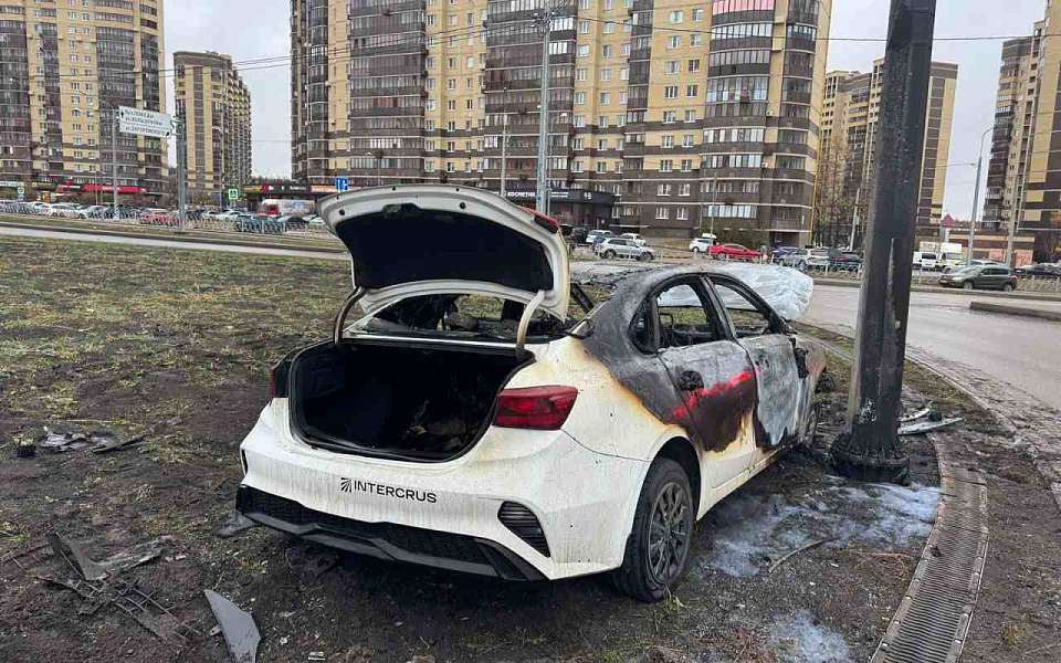 Бросив в горящей машине девушку, водитель сбежал с места страшного ДТП в Воронеже