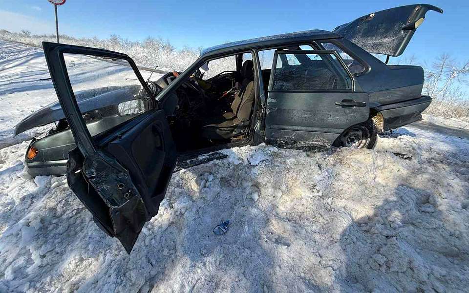 Автомобилистка и 12-летний мальчик пострадали в лобовом ДТП с грузовиком на воронежской трассе