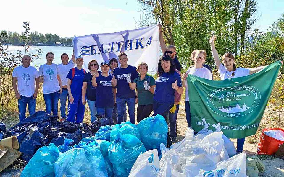 Волонтеры воронежского пивзавода очистили берег водохранилища 
