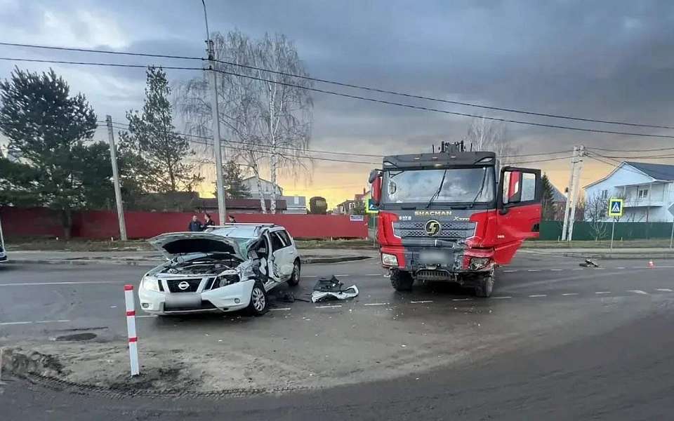 Два пожилых человека погибли в ДТП с грузовиком в Воронеже