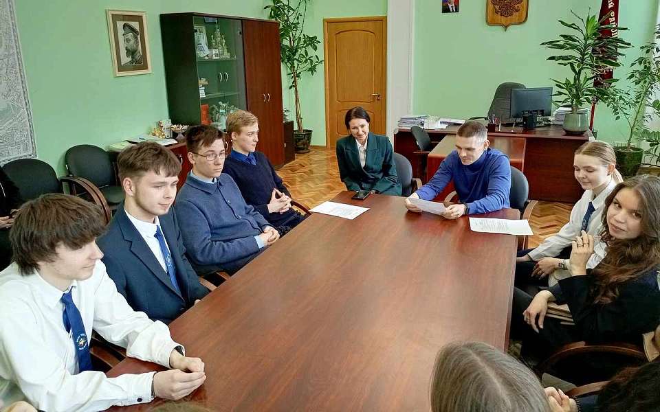 Один день в коридорах власти: в Ленинском районе школьники познакомились с работой управы