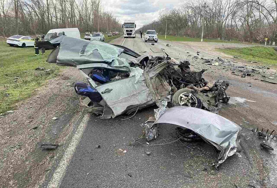 Такси разорвало на части после столкновения со Skoda в Воронежской области