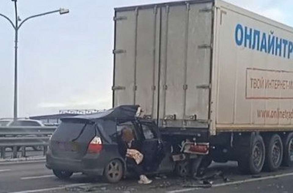 ДТП с фурой и пострадавшими привело к пробке на трассе под Воронежем