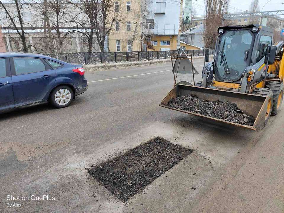 В Воронеже ведутся работы по локальному ямочному ремонту на магистральных улицах