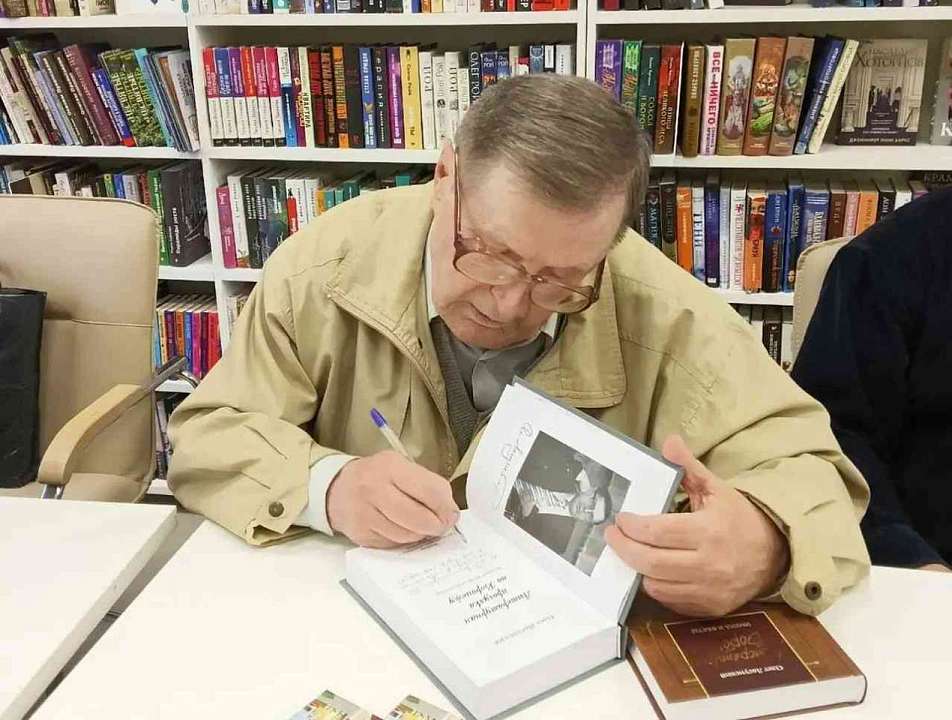 Мэр Воронежа Петрин поздравил с юбилеем почетного гражданина города Ласунского