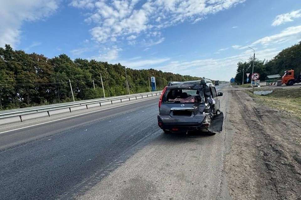 Житель Санкт-Петербурга на внедорожнике протаранил грузовик под Воронежем