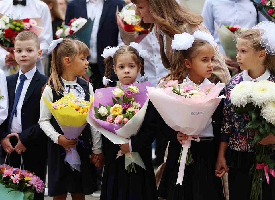 Власти Воронежа поздравили школьников и их родителей с Днем знаний