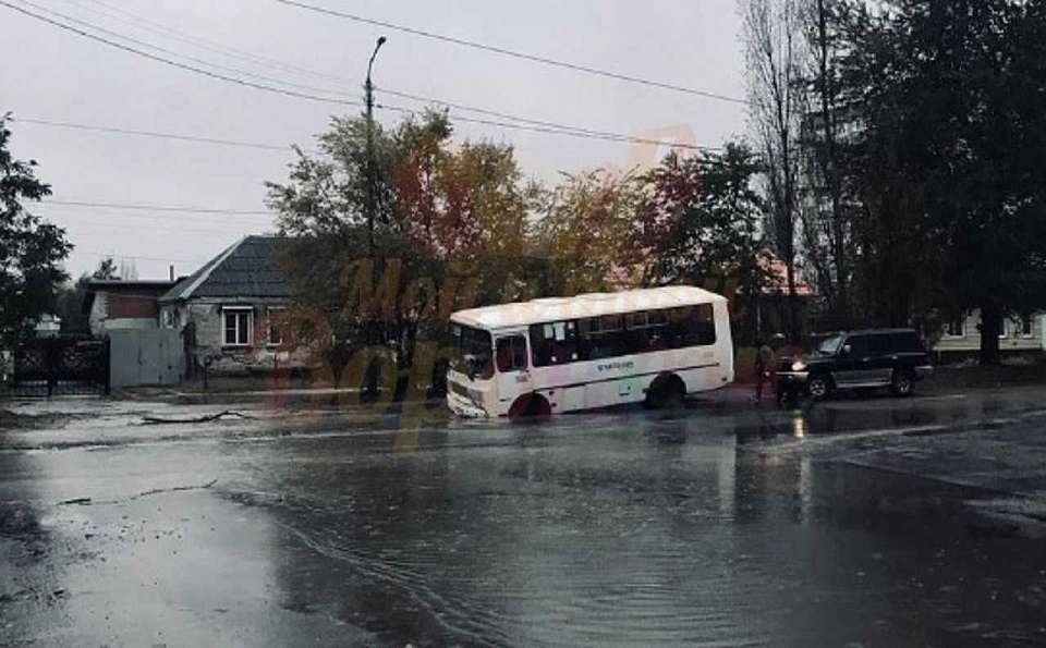 Пассажирский автобус угодил в яму в Воронеже из-за коммунальной аварии