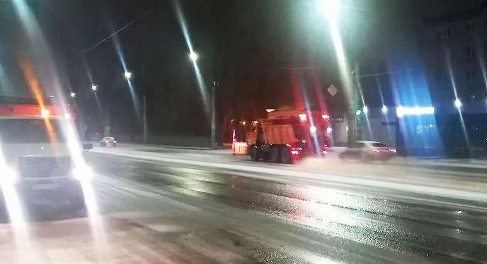 Комбинат благоустройства сразу после начала снегопада приступил к расчистке улично-дорожной сети Железнодорожного района