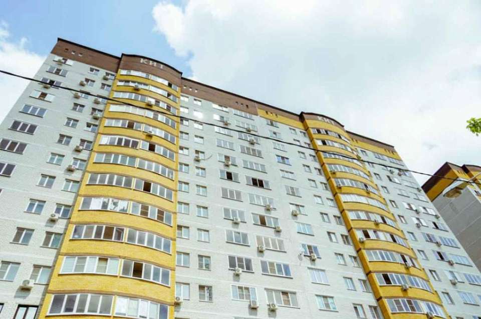 Из окна 9-этажного дома выпала 18-летняя девушка в Воронеже