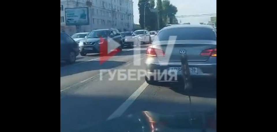 В Воронеже в капот авто глухонемого водителя агрессивный автомобилист вонзил нож