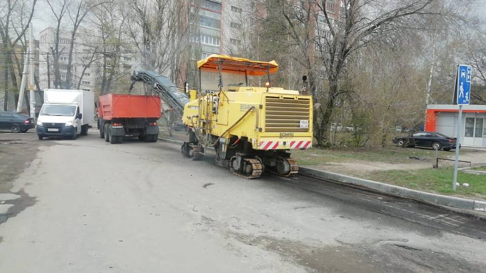 В Коминтерновском районе восстанавливают изношенное дорожное полотно
