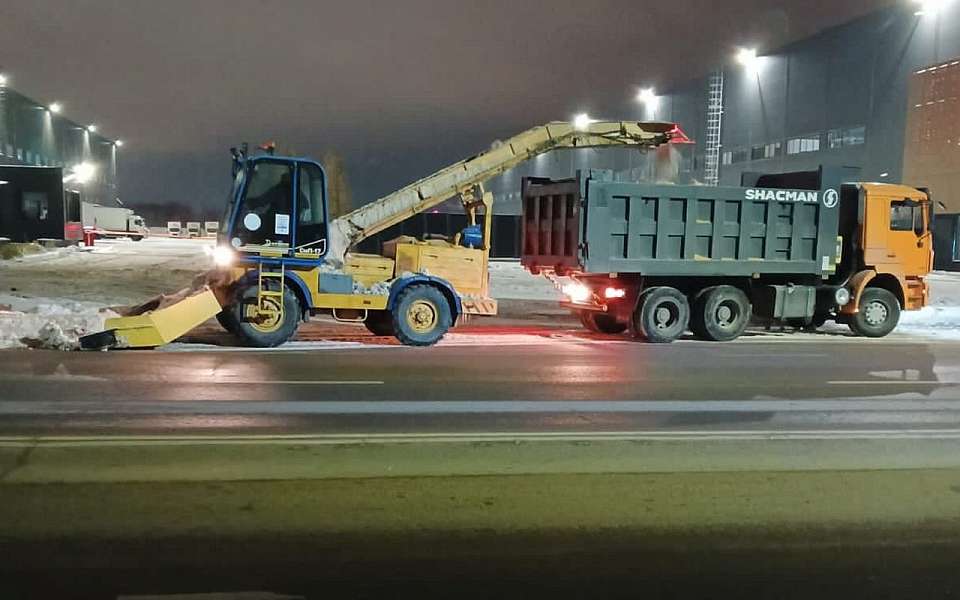 За ночь еще почти 6 тыс. кубометров снега вывезли с улиц Воронежа