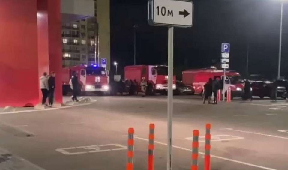 Скопление пожарных машин заметили возле гипермаркета в Воронеже